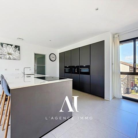 Maison individuelle de 196 m² avec jardin, terrasse et appartement indépendant à Divonne-les-Bains 01220