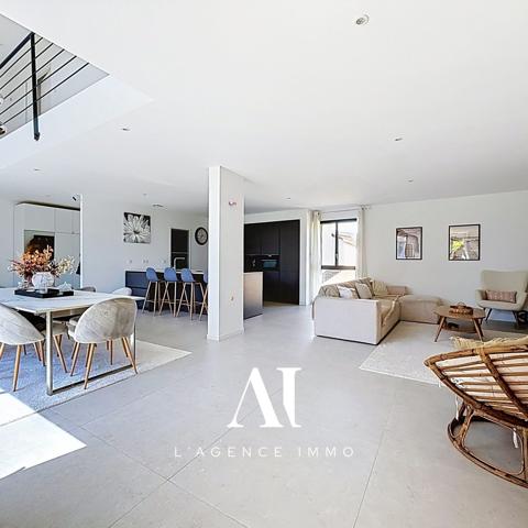 Maison individuelle de 196 m² avec jardin, terrasse et appartement indépendant à Divonne-les-Bains 01220