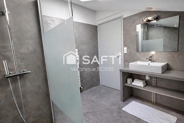 BIEN RARE – Une propriété insoupçonnable en plein cœur de Mouilleron-le-Captif + une grange de 130m2