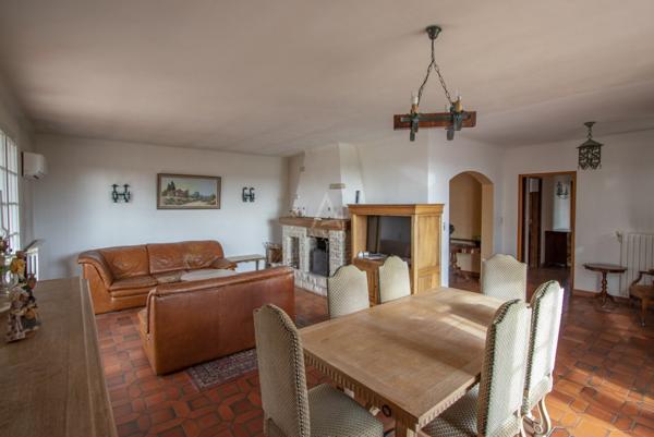 VALENSOLE – MAISON T4 DE PLAIN-PIED – VUE DÉGAGÉE – GARAGE – TERRAIN 1 700 M² CONSTRUCTIBLE – PISCINABLE – 314 600 €