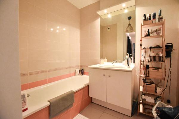 T2 Bon état  Lyon 8eme - Garage - Terrasse