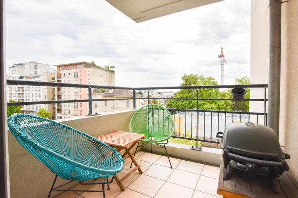 T2 Bon état  Lyon 8eme - Garage - Terrasse