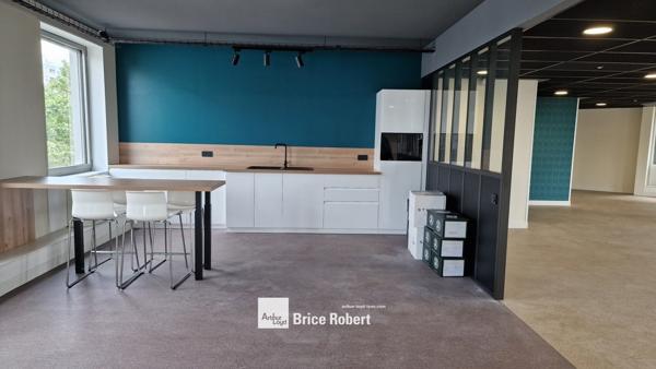 Location bureaux rénovés à Villeurbanne face Parc de la Tête d'Or avec parking