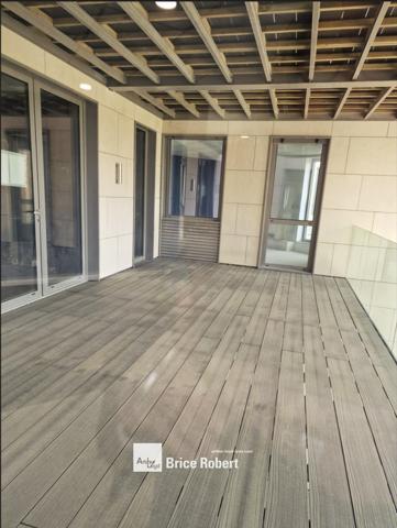 Location bureaux rénovés à Villeurbanne face Parc de la Tête d'Or avec parking