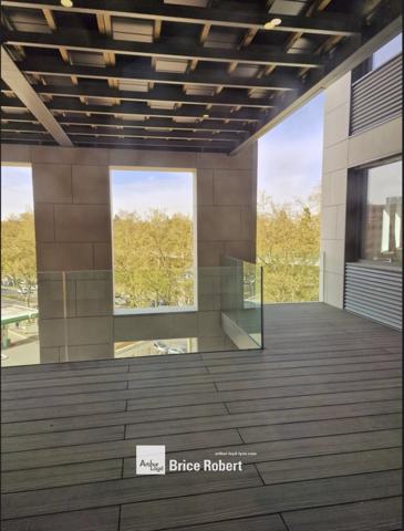 Location bureaux rénovés à Villeurbanne face Parc de la Tête d'Or avec parking