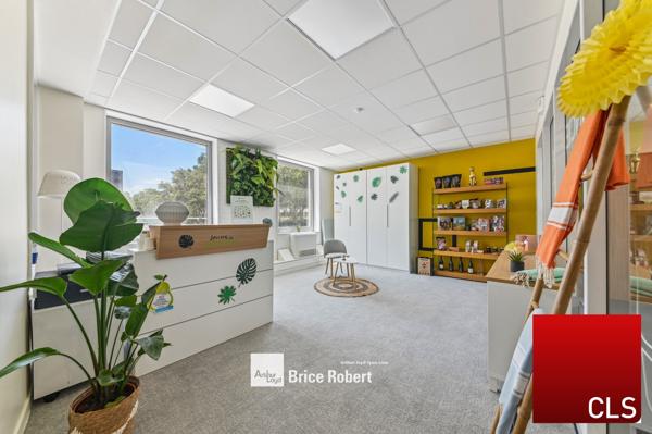 Location bureaux rénovés à Villeurbanne face Parc de la Tête d'Or avec parking