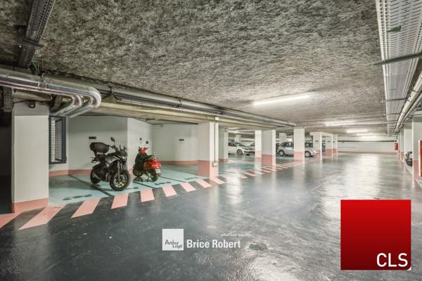 Location bureaux rénovés à Villeurbanne face Parc de la Tête d'Or avec parking