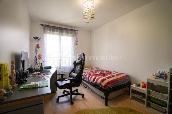 Découvrez cette maison aux volumes exceptionnels située au cœur d’un quartier résidentiel recherché de Champs-sur-Marne. Nichée dans l'allée Marguerite Duras, cette adresse combine parfaitement la sérénité d'un environnement paisible et la proximité immédiate de toutes les commodités citadines.

Dès l'entrée, vous serez séduits par une pièce de vie spacieuse et traversante de 31 m², s'ouvrant directement sur une terrasse et un jardin clos, parfaits pour vos moments de détente en extérieur. La cuisine indépendante, attenante au séjour, complète ce rez-de-chaussée fonctionnel.

L'espace nuit est le véritable point fort de ce bien. Au premier étage, vous découvrirez trois chambres lumineuses ainsi qu'une salle de bains. Le dernier niveau, véritable étage dédié, offre une quatrième chambre spacieuse de 22 m² au sol, complétée par un grand dressing indépendant, une buanderie pratique et une salle d'eau privative.

Côté environnement, vous profitez d'une qualité de vie idéale : les écoles, commerces et espaces verts sont accessibles en quelques minutes, permettant un quotidien facilité pour toute la famille. La maison se situe au sein d’une petite copropriété aux charges très légères, offrant un cadre sécurisant et convivial.

Techniquement irréprochable avec une excellente performance énergétique (Classée C), cette maison dispose également d'un garage intégré et de nombreux rangements. Il ne vous reste qu'à apporter votre touche personnelle pour sublimer ce bien sain, économe et idéalement situé.

Une opportunité rare pour ceux qui ne veulent pas choisir entre espace et qualité d'environnement.