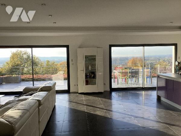 VILLA CONTEMPORAINE- prestations de qualité -Point de vue- S'adresser à l'étude pour les conditions.