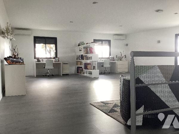 VILLA CONTEMPORAINE- prestations de qualité -Point de vue- S'adresser à l'étude pour les conditions.