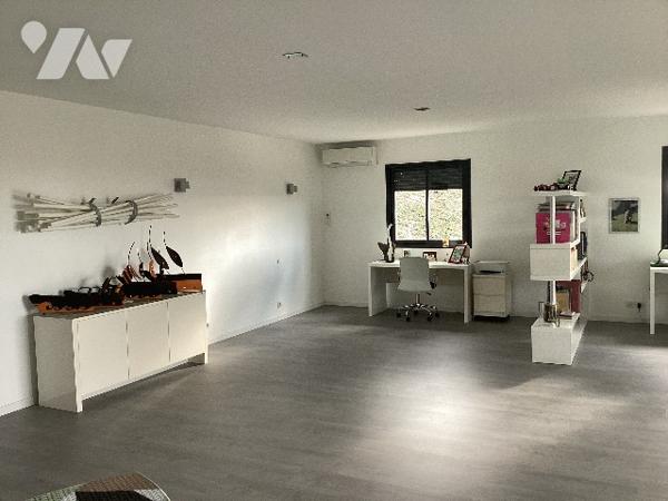 VILLA CONTEMPORAINE- prestations de qualité -Point de vue- S'adresser à l'étude pour les conditions.