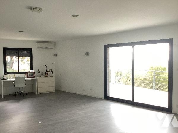 VILLA CONTEMPORAINE- prestations de qualité -Point de vue- S'adresser à l'étude pour les conditions.