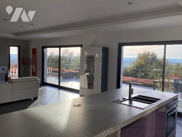 VILLA CONTEMPORAINE- prestations de qualité -Point de vue- S'adresser à l'étude pour les conditions.
