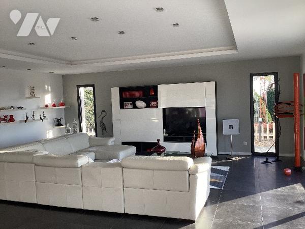 VILLA CONTEMPORAINE- prestations de qualité -Point de vue- S'adresser à l'étude pour les conditions.