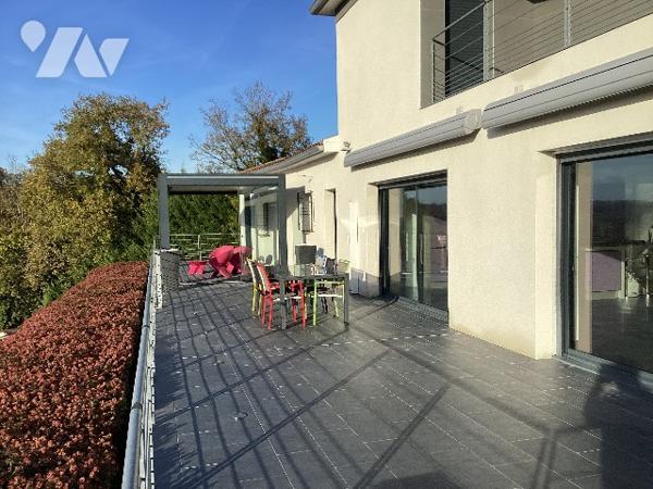 VILLA CONTEMPORAINE- prestations de qualité -Point de vue- S'adresser à l'étude pour les conditions.