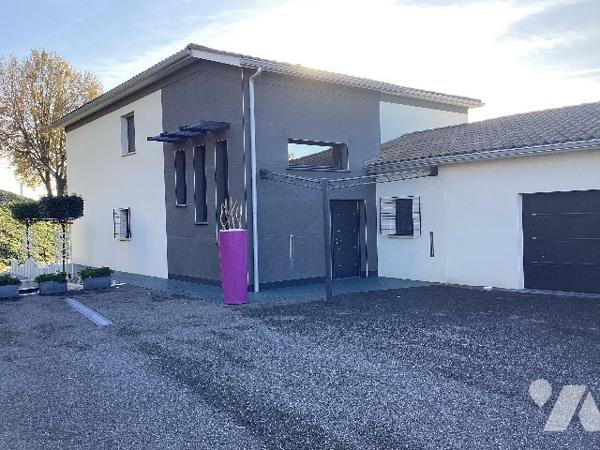 VILLA CONTEMPORAINE- prestations de qualité -Point de vue- S'adresser à l'étude pour les conditions.