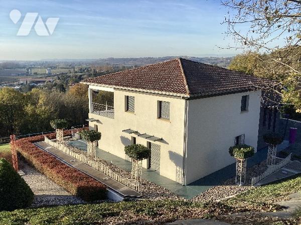 VILLA CONTEMPORAINE- prestations de qualité -Point de vue- S'adresser à l'étude pour les conditions.