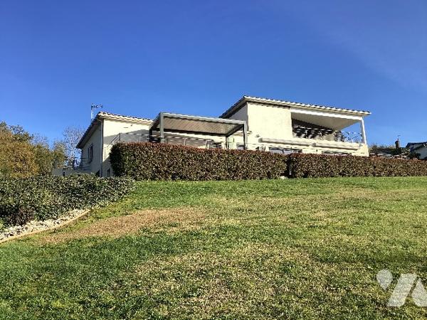 VILLA CONTEMPORAINE- prestations de qualité -Point de vue- S'adresser à l'étude pour les conditions.