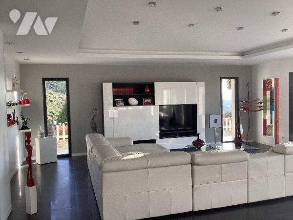 VILLA CONTEMPORAINE- prestations de qualité -Point de vue- S'adresser à l'étude pour les conditions.