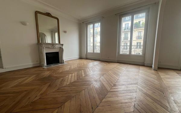 Appartement à vendre    3 pièces • 80 m2 Paris 10