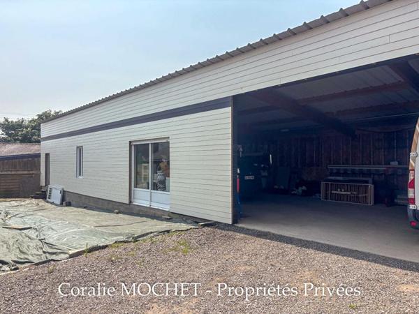 Maison familiale avec grand bâtiment