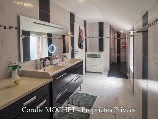 Maison familiale avec grand bâtiment