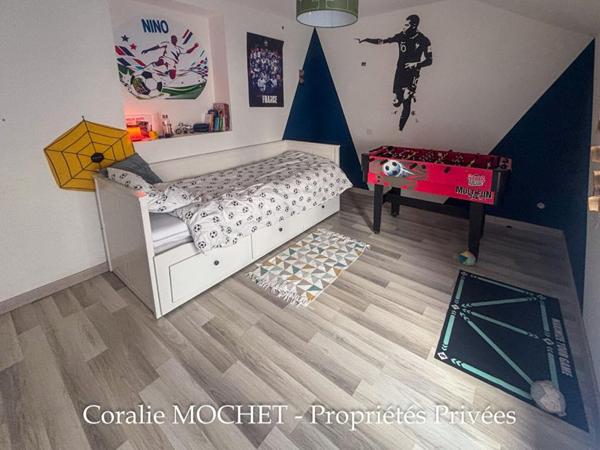 Maison familiale avec grand bâtiment