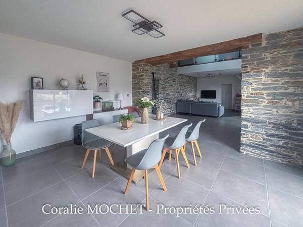 Maison familiale avec grand bâtiment