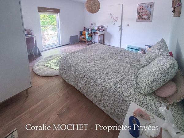 Maison familiale avec grand bâtiment