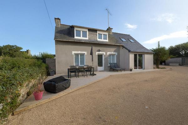 Maison rénovée avec grand terrain naturel à 400 m de la mer ,Pleubian / L'Armor