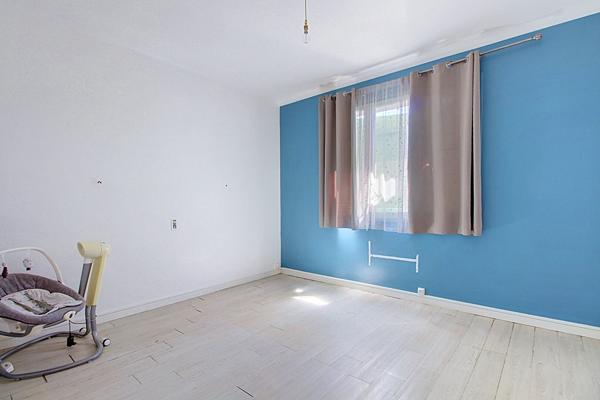 Vitrolles, maison familiale 195 m²  environ sur plus de de 800 m² avec piscine, garage et potentiel de 2 logements