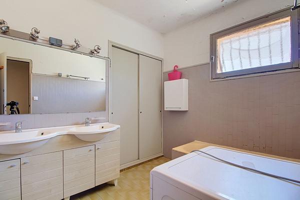Vitrolles, maison familiale 195 m²  environ sur plus de de 800 m² avec piscine, garage et potentiel de 2 logements