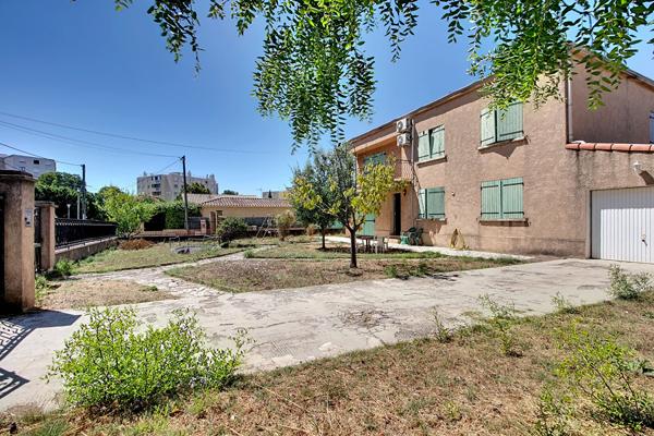 Vitrolles, maison familiale 195 m²  environ sur plus de de 800 m² avec piscine, garage et potentiel de 2 logements