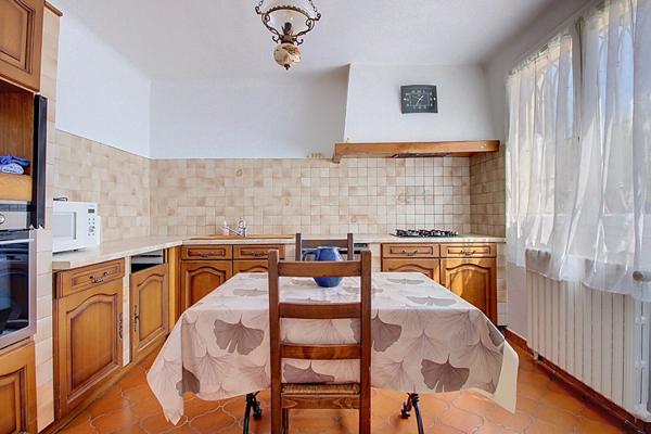 Vitrolles, maison familiale 195 m²  environ sur plus de de 800 m² avec piscine, garage et potentiel de 2 logements