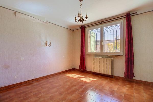 Vitrolles, maison familiale 195 m²  environ sur plus de de 800 m² avec piscine, garage et potentiel de 2 logements