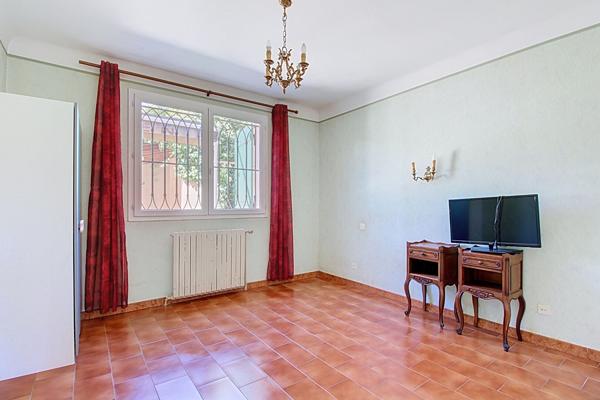 Vitrolles, maison familiale 195 m²  environ sur plus de de 800 m² avec piscine, garage et potentiel de 2 logements