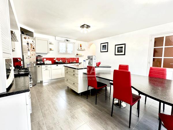 À découvrir sur Chauray : belle maison à étage avec piscine