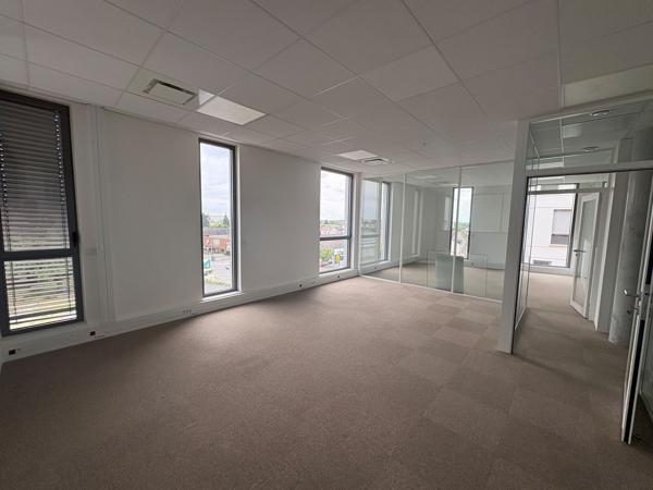 À louer - Bureaux modernes de 303 m² à Fleury-les-Aubrais - Quartier Interives