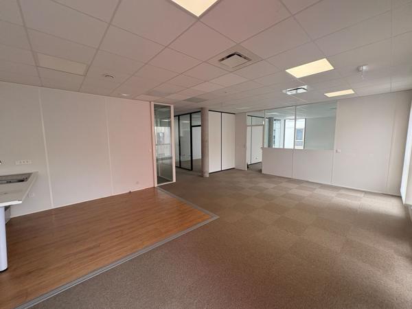À louer - Bureaux modernes de 303 m² à Fleury-les-Aubrais - Quartier Interives