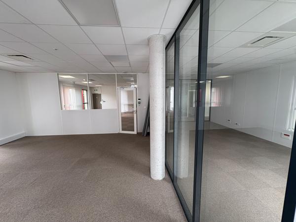 À louer - Bureaux modernes de 303 m² à Fleury-les-Aubrais - Quartier Interives