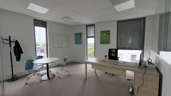 À louer - Bureaux modernes de 303 m² à Fleury-les-Aubrais - Quartier Interives