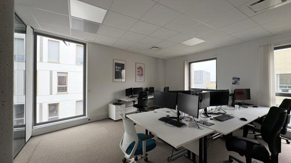 À louer - Bureaux modernes de 303 m² à Fleury-les-Aubrais - Quartier Interives