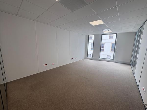 À louer - Bureaux modernes de 303 m² à Fleury-les-Aubrais - Quartier Interives