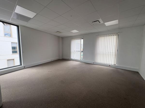 À louer - Bureaux modernes de 303 m² à Fleury-les-Aubrais - Quartier Interives