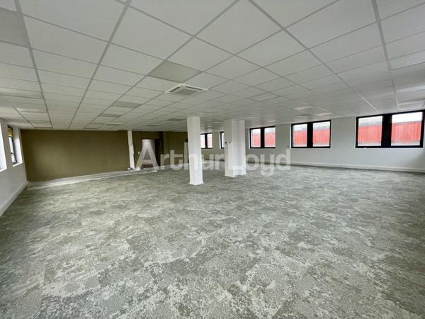 Bureaux rénovés à louer - 400 m² divisibles, climatisation - Villeneuve-d'Ascq, secteur La Pilaterie (métro Les Prés)