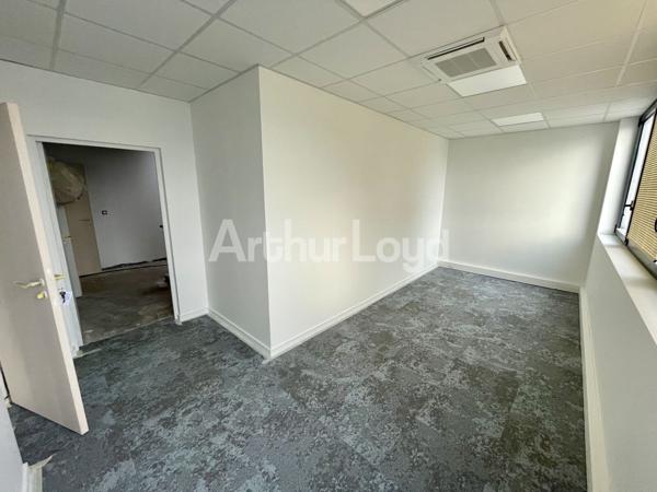 Bureaux rénovés à louer - 400 m² divisibles, climatisation - Villeneuve-d'Ascq, secteur La Pilaterie (métro Les Prés)