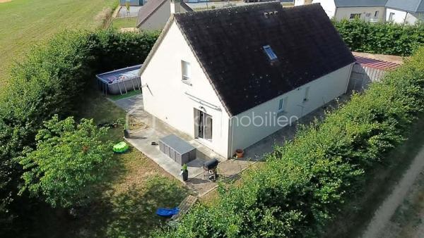 Venez découvrir cette belle maison de plus de 113 m2.

Au rez-de-chaussée, vous profiterez d'une vaste pièce de vie lumineuse comprenant un salon avec cuisine ouverte, équipée et aménagée, donnant directement sur une terrasse. Vous trouverez également une arrière-cuisine, une suite parentale avec salle d'eau privative (douche et double vasque), un WC indépendant ainsi qu'un garage avec porte motorisée.

À l'étage, la maison offre 4 chambres, dont une en enfilade, ainsi qu'une salle de bain avec WC.
À l'extérieur, vous bénéficierez d'un terrain entièrement clos, sécurisé par un portail électrique, ainsi que d'un atelier, idéal pour le bricolage, le stockage ou un espace de loisirs.

Les atouts de cette maison :

113 m² habitables
5 chambres, dont une suite parentale au rez-de-chaussée
Cuisine équipée et aménagée
Terrasse avec store banne
Garage avec porte motorisée
Atelier
Terrain entièrement clos avec portail électrique
Fibre optique
Chauffage électrique complété par un poêle à granulés
Raccordement au tout-à-l'égout
DPE : C
Aucun travaux à prévoir

Une maison confortable, fonctionnelle et soignée, offrant de belles prestations et prête à être habitée. 

Il ne vous reste plus qu'à poser vos valises !