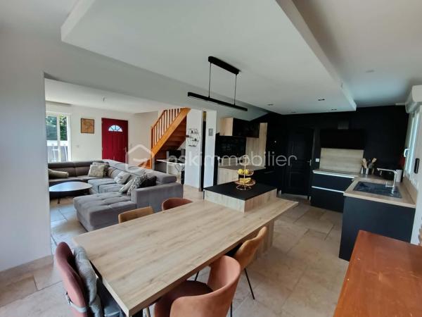 Venez découvrir cette belle maison de plus de 113 m2.

Au rez-de-chaussée, vous profiterez d'une vaste pièce de vie lumineuse comprenant un salon avec cuisine ouverte, équipée et aménagée, donnant directement sur une terrasse. Vous trouverez également une arrière-cuisine, une suite parentale avec salle d'eau privative (douche et double vasque), un WC indépendant ainsi qu'un garage avec porte motorisée.

À l'étage, la maison offre 4 chambres, dont une en enfilade, ainsi qu'une salle de bain avec WC.
À l'extérieur, vous bénéficierez d'un terrain entièrement clos, sécurisé par un portail électrique, ainsi que d'un atelier, idéal pour le bricolage, le stockage ou un espace de loisirs.

Les atouts de cette maison :

113 m² habitables
5 chambres, dont une suite parentale au rez-de-chaussée
Cuisine équipée et aménagée
Terrasse avec store banne
Garage avec porte motorisée
Atelier
Terrain entièrement clos avec portail électrique
Fibre optique
Chauffage électrique complété par un poêle à granulés
Raccordement au tout-à-l'égout
DPE : C
Aucun travaux à prévoir

Une maison confortable, fonctionnelle et soignée, offrant de belles prestations et prête à être habitée. 

Il ne vous reste plus qu'à poser vos valises !