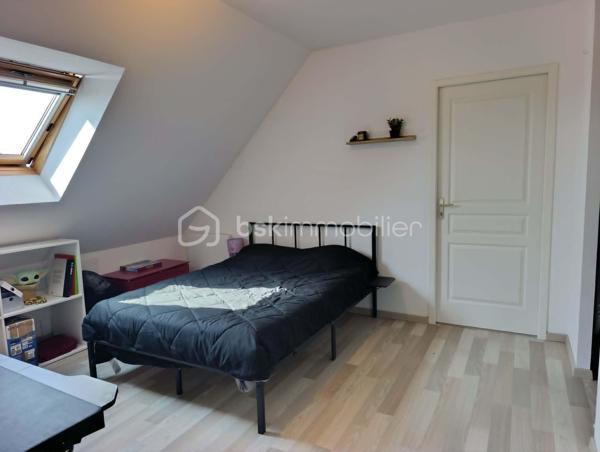 Venez découvrir cette belle maison de plus de 113 m2.

Au rez-de-chaussée, vous profiterez d'une vaste pièce de vie lumineuse comprenant un salon avec cuisine ouverte, équipée et aménagée, donnant directement sur une terrasse. Vous trouverez également une arrière-cuisine, une suite parentale avec salle d'eau privative (douche et double vasque), un WC indépendant ainsi qu'un garage avec porte motorisée.

À l'étage, la maison offre 4 chambres, dont une en enfilade, ainsi qu'une salle de bain avec WC.
À l'extérieur, vous bénéficierez d'un terrain entièrement clos, sécurisé par un portail électrique, ainsi que d'un atelier, idéal pour le bricolage, le stockage ou un espace de loisirs.

Les atouts de cette maison :

113 m² habitables
5 chambres, dont une suite parentale au rez-de-chaussée
Cuisine équipée et aménagée
Terrasse avec store banne
Garage avec porte motorisée
Atelier
Terrain entièrement clos avec portail électrique
Fibre optique
Chauffage électrique complété par un poêle à granulés
Raccordement au tout-à-l'égout
DPE : C
Aucun travaux à prévoir

Une maison confortable, fonctionnelle et soignée, offrant de belles prestations et prête à être habitée. 

Il ne vous reste plus qu'à poser vos valises !