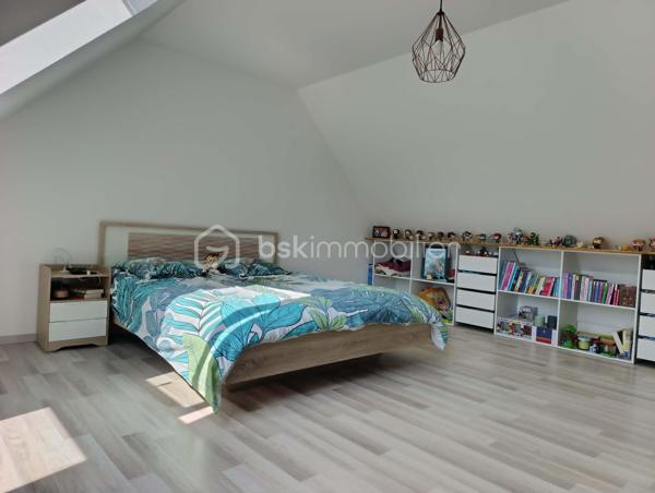 Venez découvrir cette belle maison de plus de 113 m2.

Au rez-de-chaussée, vous profiterez d'une vaste pièce de vie lumineuse comprenant un salon avec cuisine ouverte, équipée et aménagée, donnant directement sur une terrasse. Vous trouverez également une arrière-cuisine, une suite parentale avec salle d'eau privative (douche et double vasque), un WC indépendant ainsi qu'un garage avec porte motorisée.

À l'étage, la maison offre 4 chambres, dont une en enfilade, ainsi qu'une salle de bain avec WC.
À l'extérieur, vous bénéficierez d'un terrain entièrement clos, sécurisé par un portail électrique, ainsi que d'un atelier, idéal pour le bricolage, le stockage ou un espace de loisirs.

Les atouts de cette maison :

113 m² habitables
5 chambres, dont une suite parentale au rez-de-chaussée
Cuisine équipée et aménagée
Terrasse avec store banne
Garage avec porte motorisée
Atelier
Terrain entièrement clos avec portail électrique
Fibre optique
Chauffage électrique complété par un poêle à granulés
Raccordement au tout-à-l'égout
DPE : C
Aucun travaux à prévoir

Une maison confortable, fonctionnelle et soignée, offrant de belles prestations et prête à être habitée. 

Il ne vous reste plus qu'à poser vos valises !